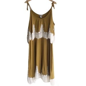 Dress with lace detail